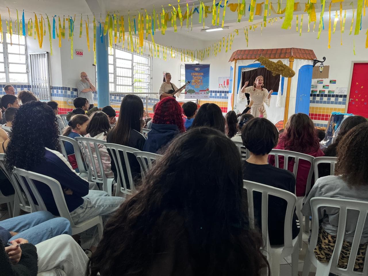 Teatro que celebra a cultura catarinense encanta alunos em São José