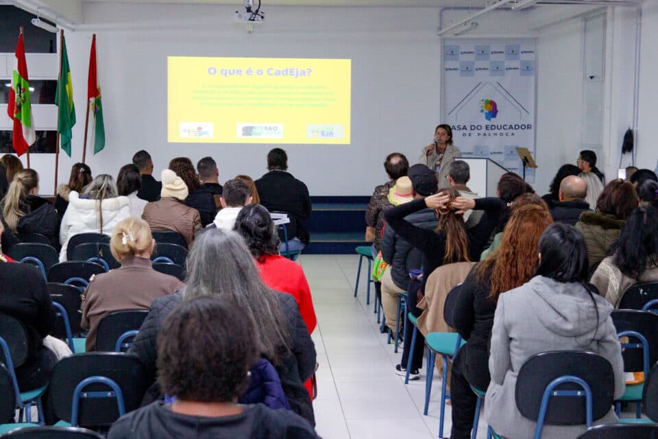 São José Compartilha Experiência de Plataforma Educacional em Fórum Regional
