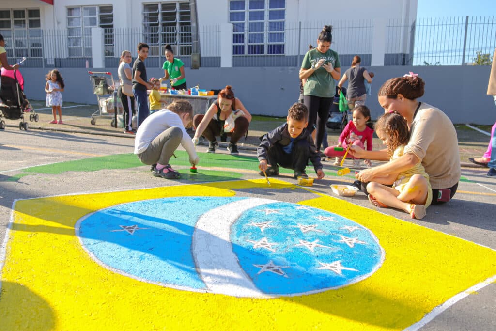São José entra no clima da Copa: Crianças transformam rua em painel verde e amarelo