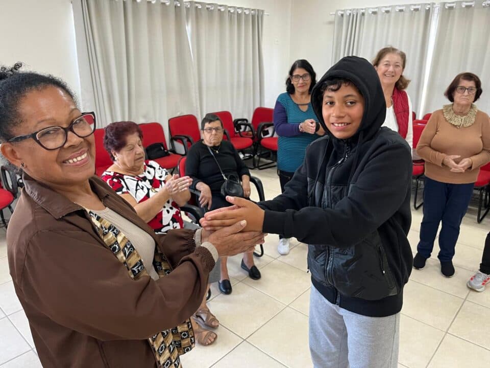 Projeto Entretempos realiza novo encontro entre crianças e idosos nesta terça-feira (30)