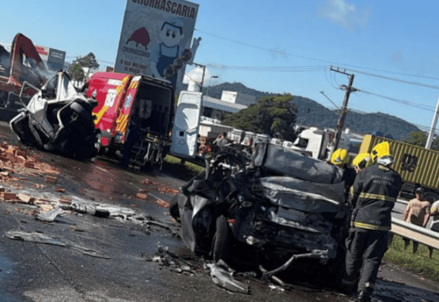 Acidente fatal na BR-101 em Itajaí deixa três mortos e interdita rodovia