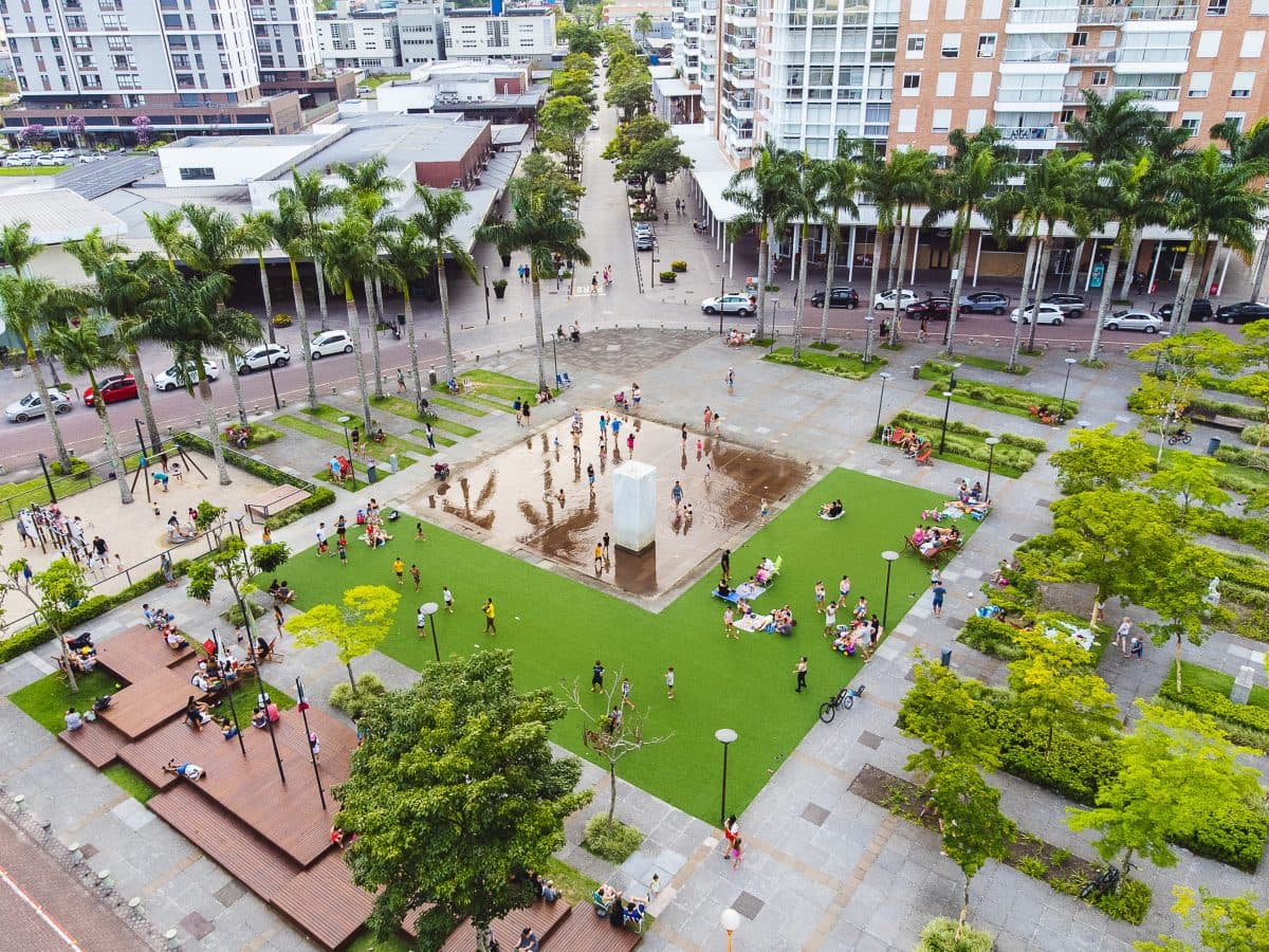 Por que tantos brasileiros que chegam a SC estão trocando Florianópolis por essa cidade vizinha