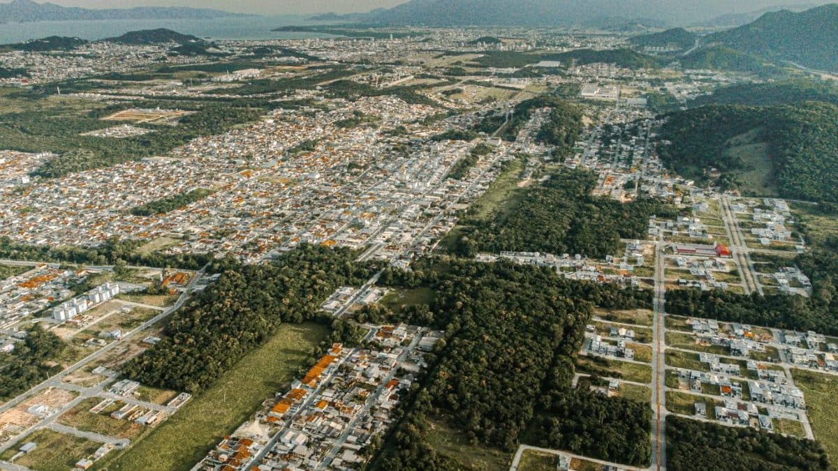 Qual a única cidade de SC onde o preço do aluguel ficou mais barato em outubro