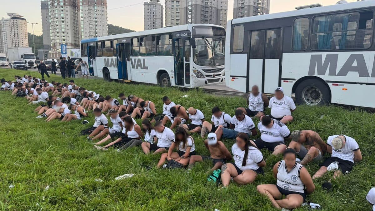 VÍDEO: Ônibus com torcida do Figueirense é interceptado após confusão na BR-101 em SC