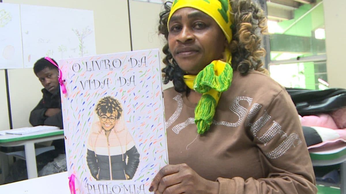 Entre lágrimas e superação: haitiana e aposentado se emocionam com livro escolar em SC