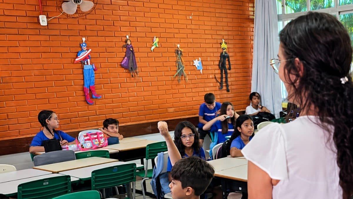 Professores de Florianópolis podem receber até R$ 6 mil em gratificação com novo programa