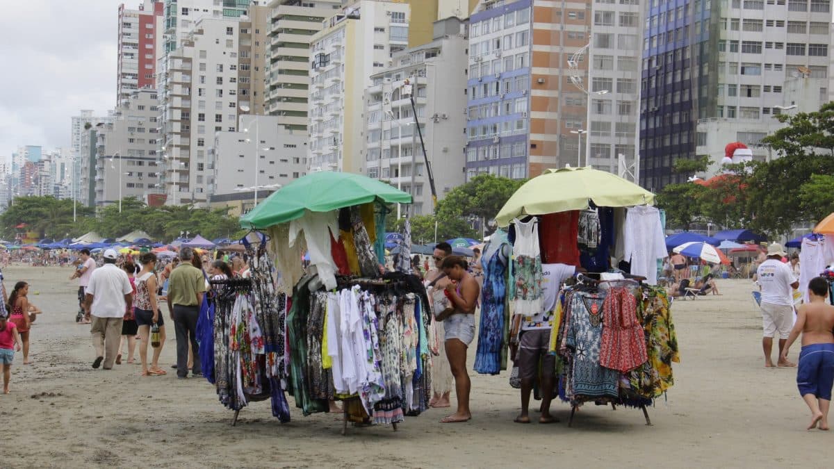 Balneário Camboriú muda regras para vendedores ambulantes na praia; entenda o que muda