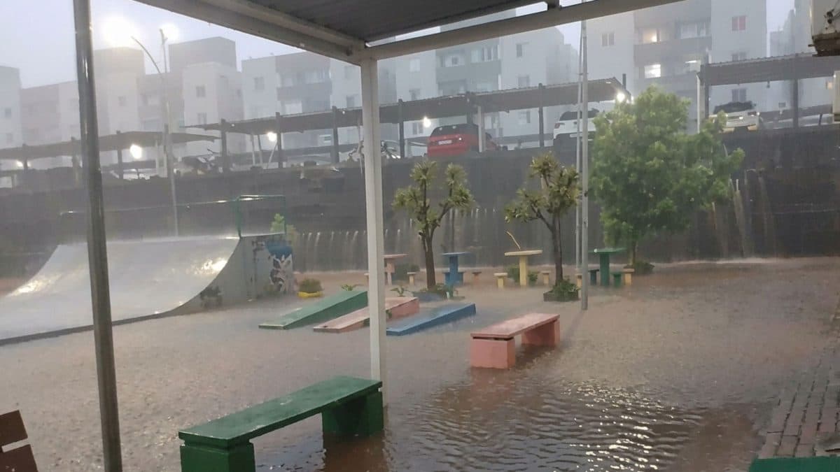 Sob alerta roxo, temporal atinge 23 instituições de ensino e provoca cancelamento de aulas em 12 escolas de Chapecó