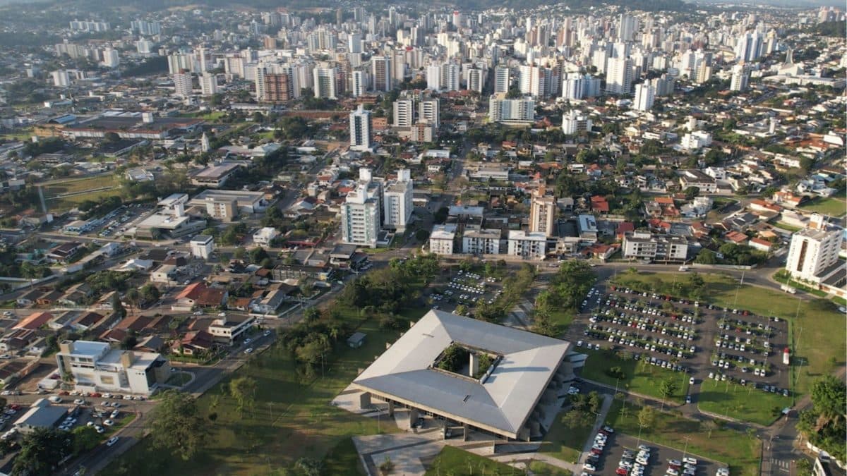 Número de professores terceirizados em Criciúma acende alerta do TCE e tribunal determina prazo de 180 dias para município apresentar Plano de Ação
