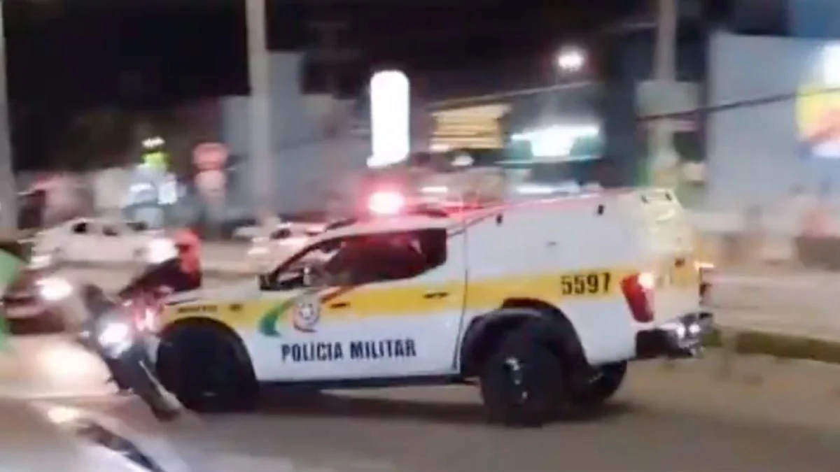 Vídeo: Carro da PM Rodoviária atropela motociclista durante buzinaço pró-Lula em Florianópolis
