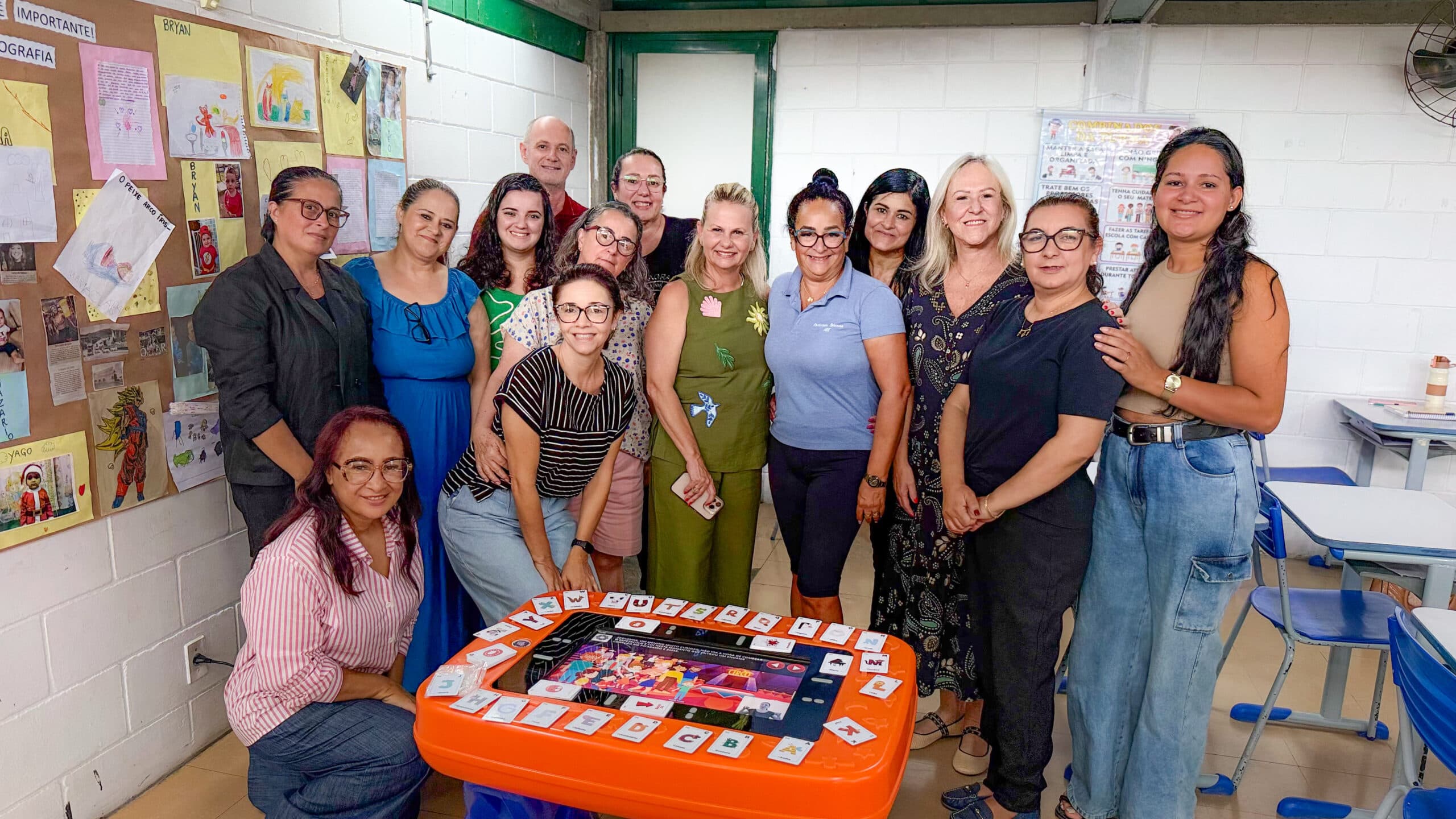 Tecnologia e inclusão: Educação avalia mesa interativa para estudantes da educação especial - Prefeitura de Tubarão