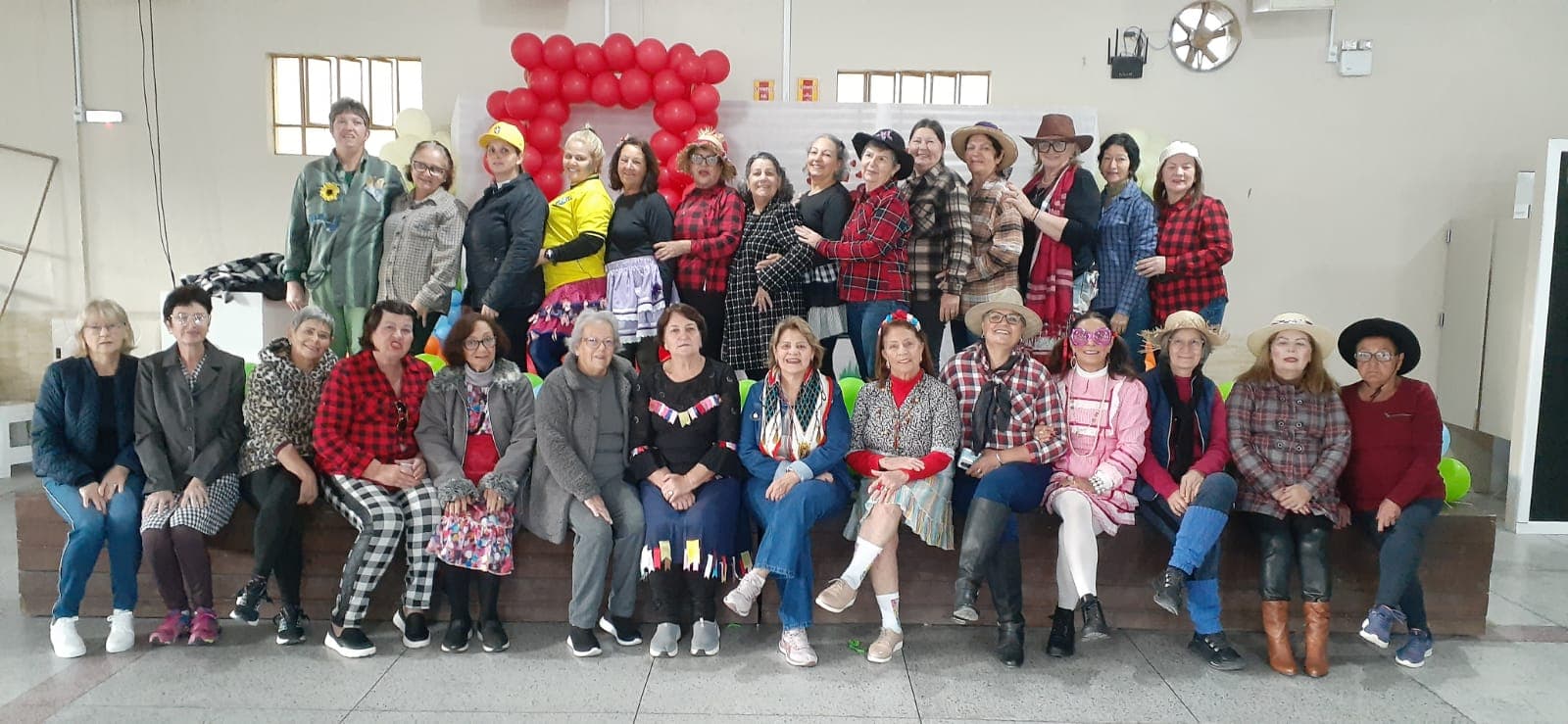 Grupos de exercícios físicos celebram as festas juninas com integração e promoção da saúde em Tubarão - Prefeitura de Tubarão