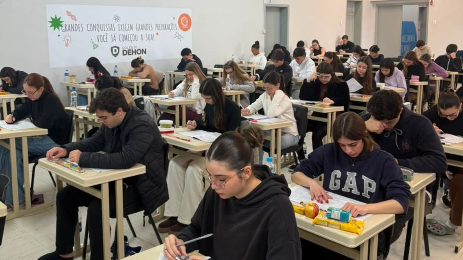 De olho no Enem: 150 estudantes do Dehon encaram dois sábados de provas em Tubarão