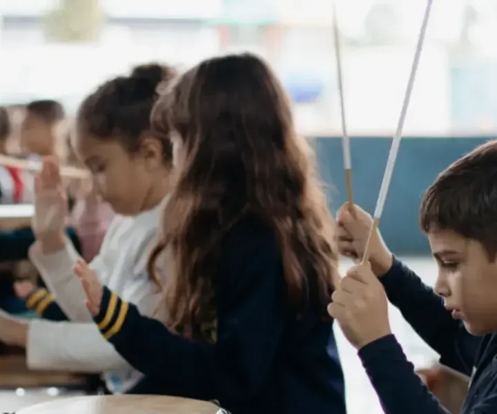 Oficina de percussão afro-brasileira agita escola em Itajaí - Visor Notícias