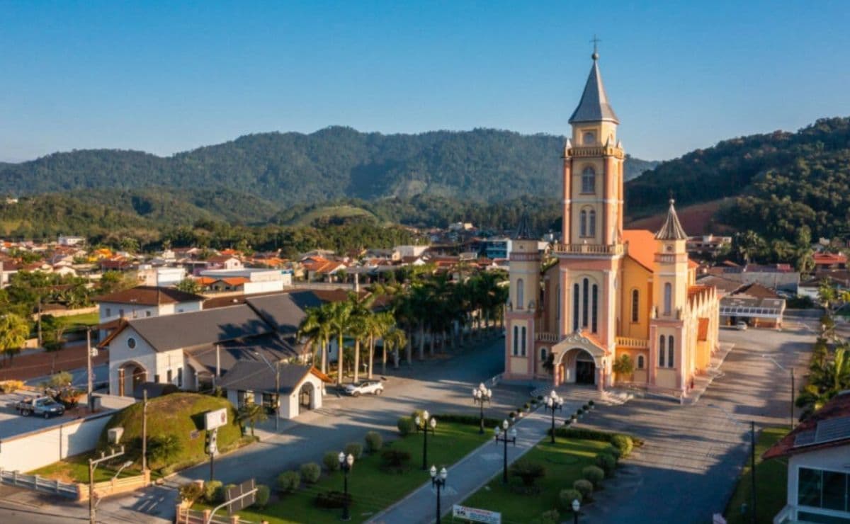Jaraguá do Sul abre seleção com salários de até R$ 23 mil para área da saúde; inscrições terminam nesta terça