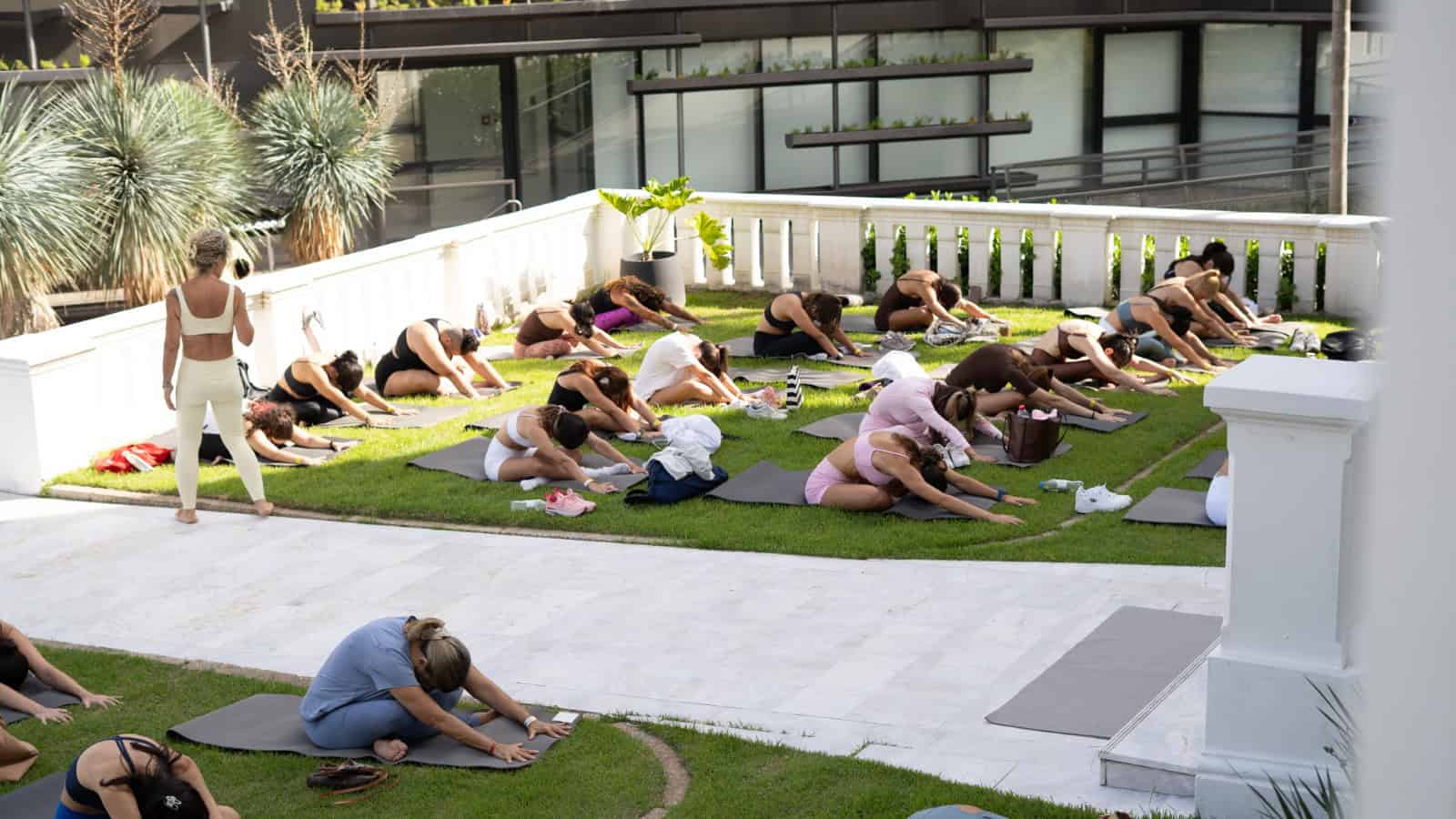 Dia da Mulher inspira manhã de yoga e conversa sobre saúde e bem-estar no Centro de Florianópolis