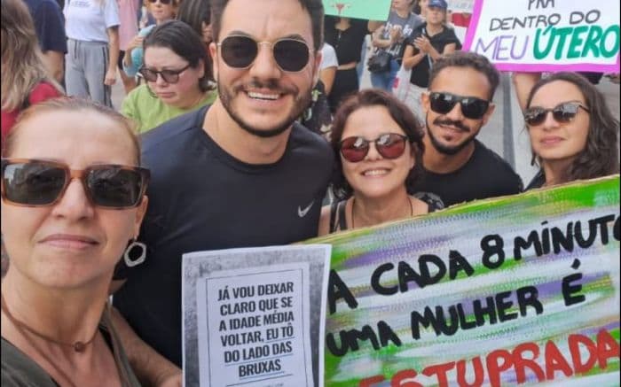 Ato contra feminicídio leva movimento 8M às ruas de Itajaí