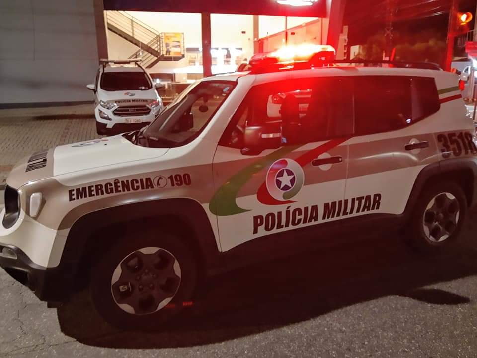 Homem com mandado de prisão ativo é detido pela PM em Brusque