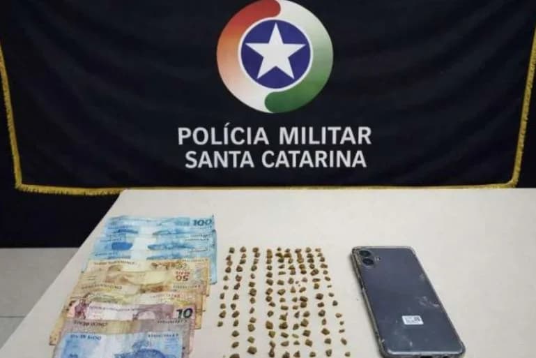 Homem é preso com drogas durante abordagem no Centro de Brusque - Rádio Diplomata FM