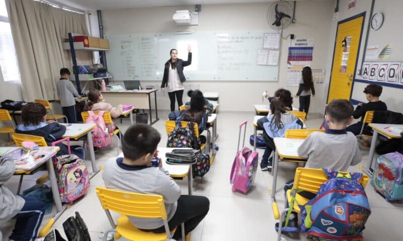 Joinville abre seleção para professores temporários com notas da Prova Nacional Docente como critério