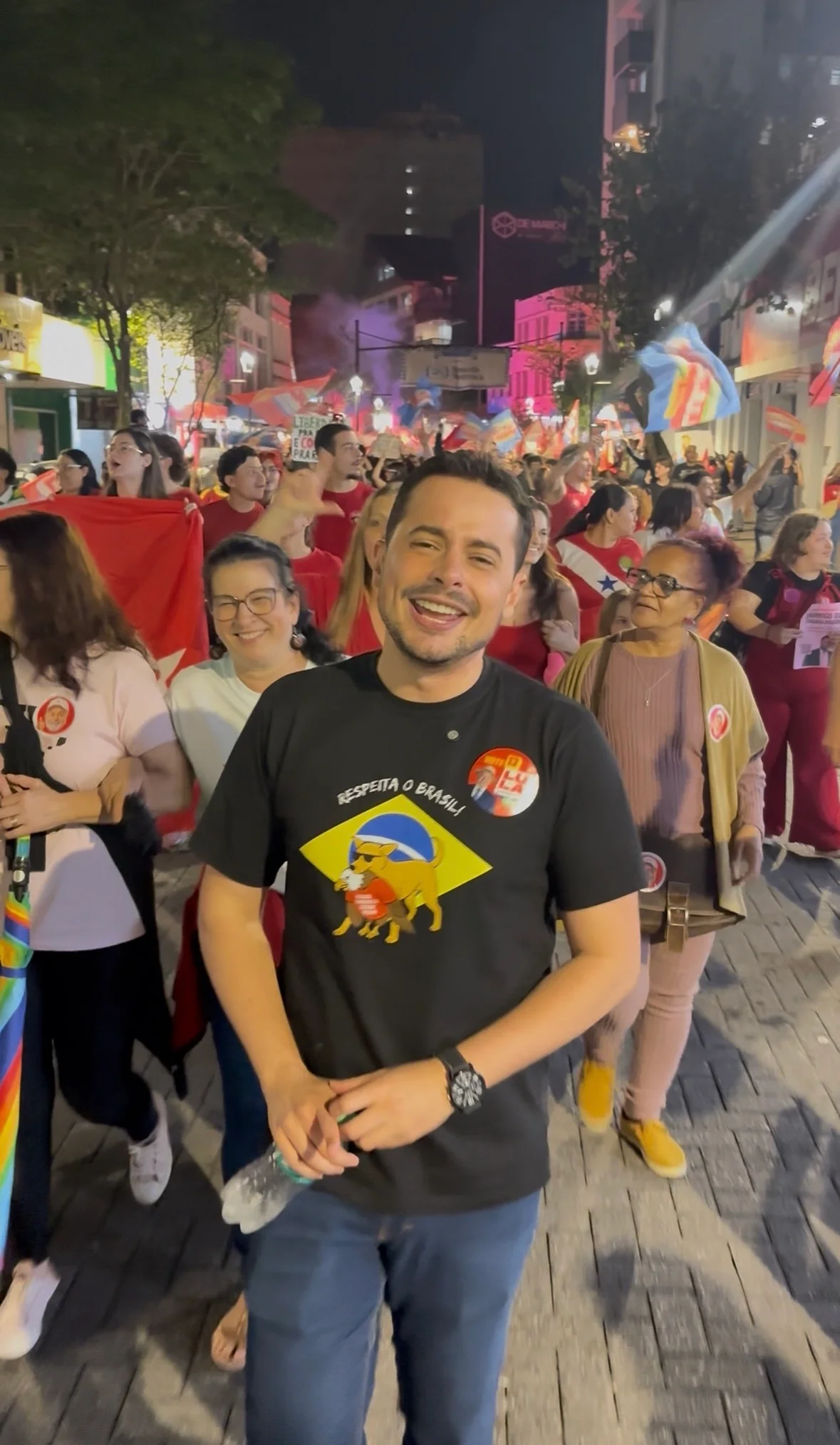 Ato em defesa da democracia reúne milhares de pessoas em Blu