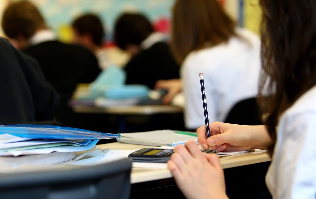 Concurso técnico-administrativo FURB: inscrições até na próxima quinta-feira (26); salários chegam a R$ 16.120,00
