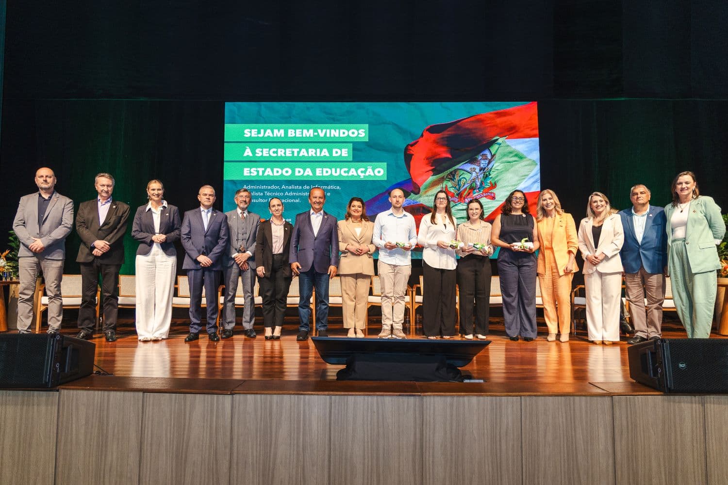 Pela primeira vez na história, Educação catarinense terá administradores e analistas para apoiar escolas e qualificar o ensino em todas as regiões - Secretaria de Estado da Educação