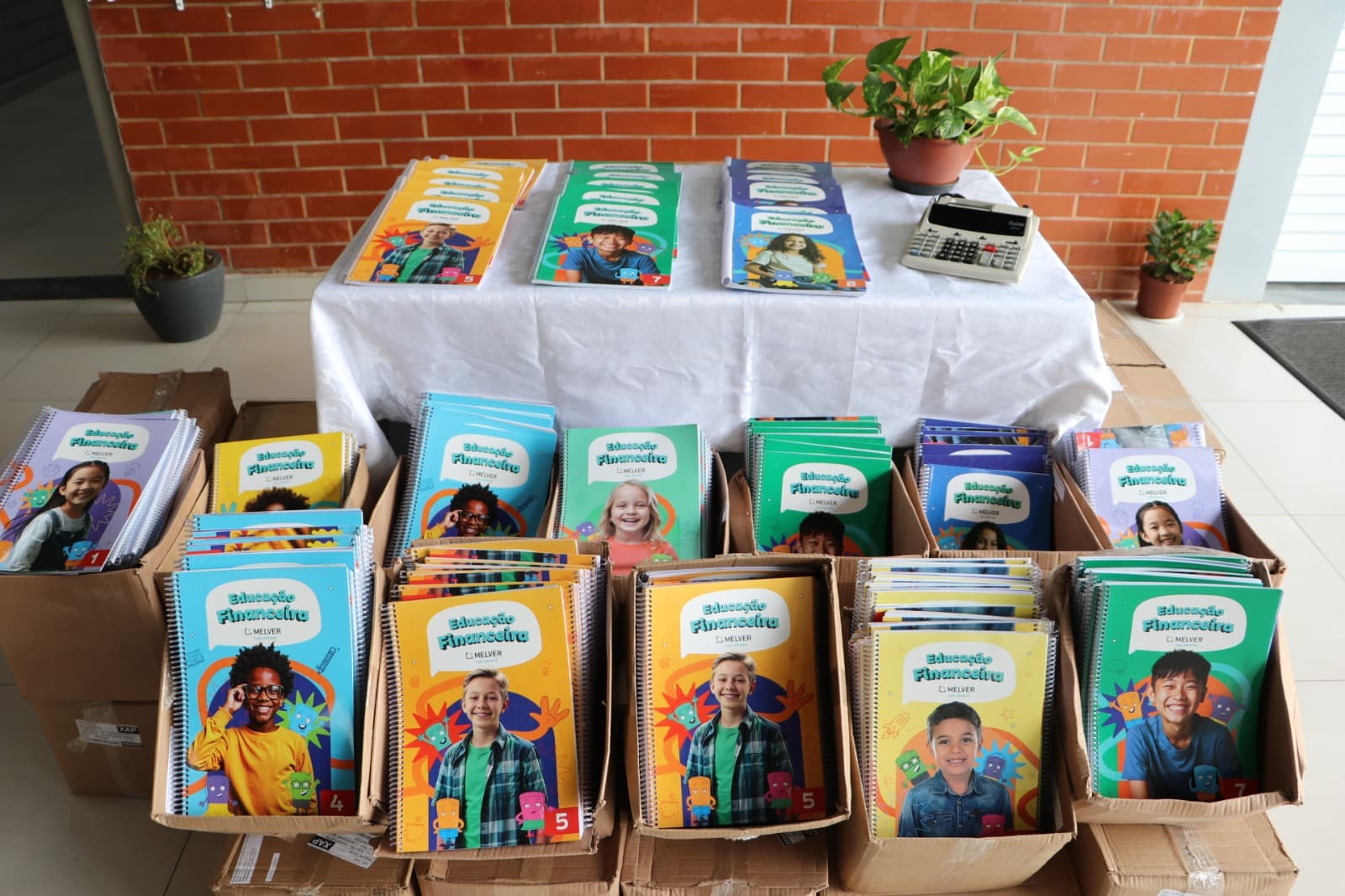 Educação de Concórdia entrega material de educação financeira e mascotes do PROERD - Aliança News