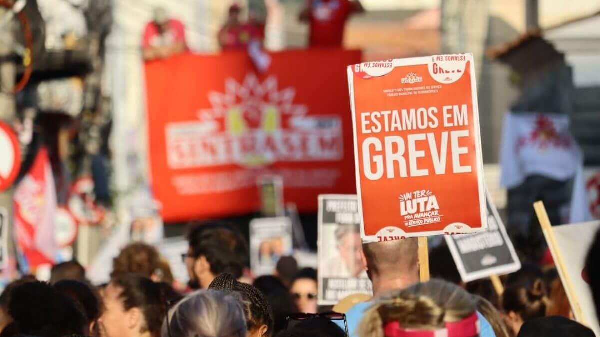 Florianópolis demite 150 servidores da educação; sindicato aponta ilegalidade