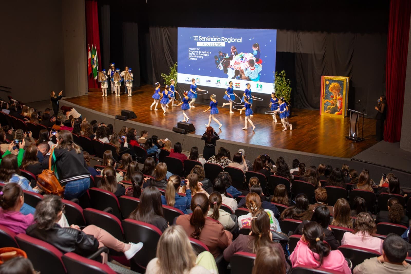 Professores de Chapecó compartilham experiências sobre leitura e escrita na Educação Infantil