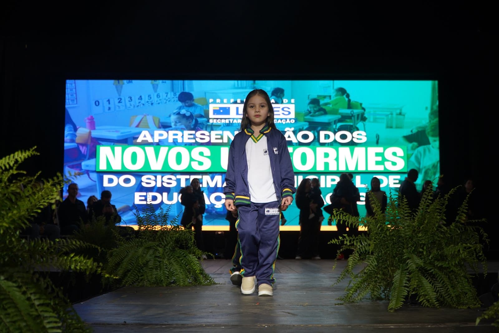 Lages: Prefeitura Inicia Entrega de Novos Uniformes para 15 Mil Alunos da Rede Municipal
