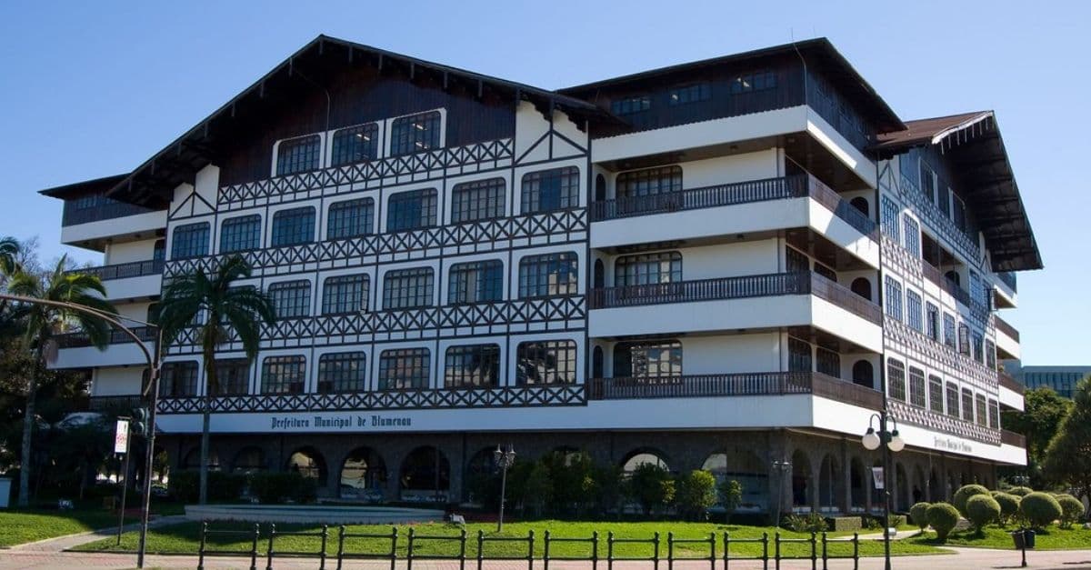 Prefeitura de Blumenau (SC) abre concurso público para professores com salários de até R$ 5,1 mil
