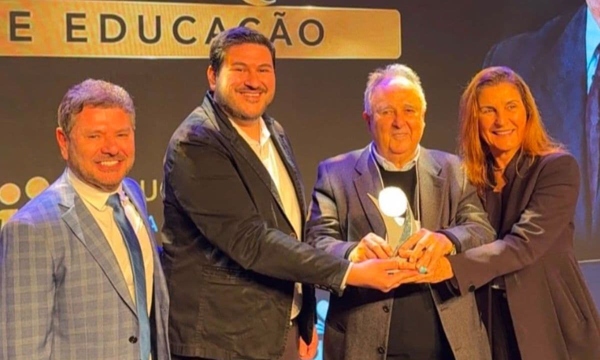 Joinville é Destaque Nacional em Tecnologia e Inovação na Educação com Troféu Cristovam Buarque