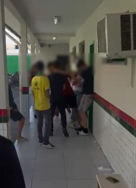 Alunos vestindo camisetas vermelhas apanham dentro de escola de Itajaí