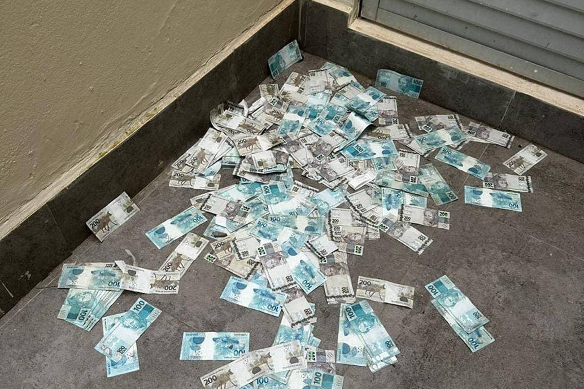 Mala de dinheiro é jogada da janela durante operação da PF do caso Master; veja vídeo
