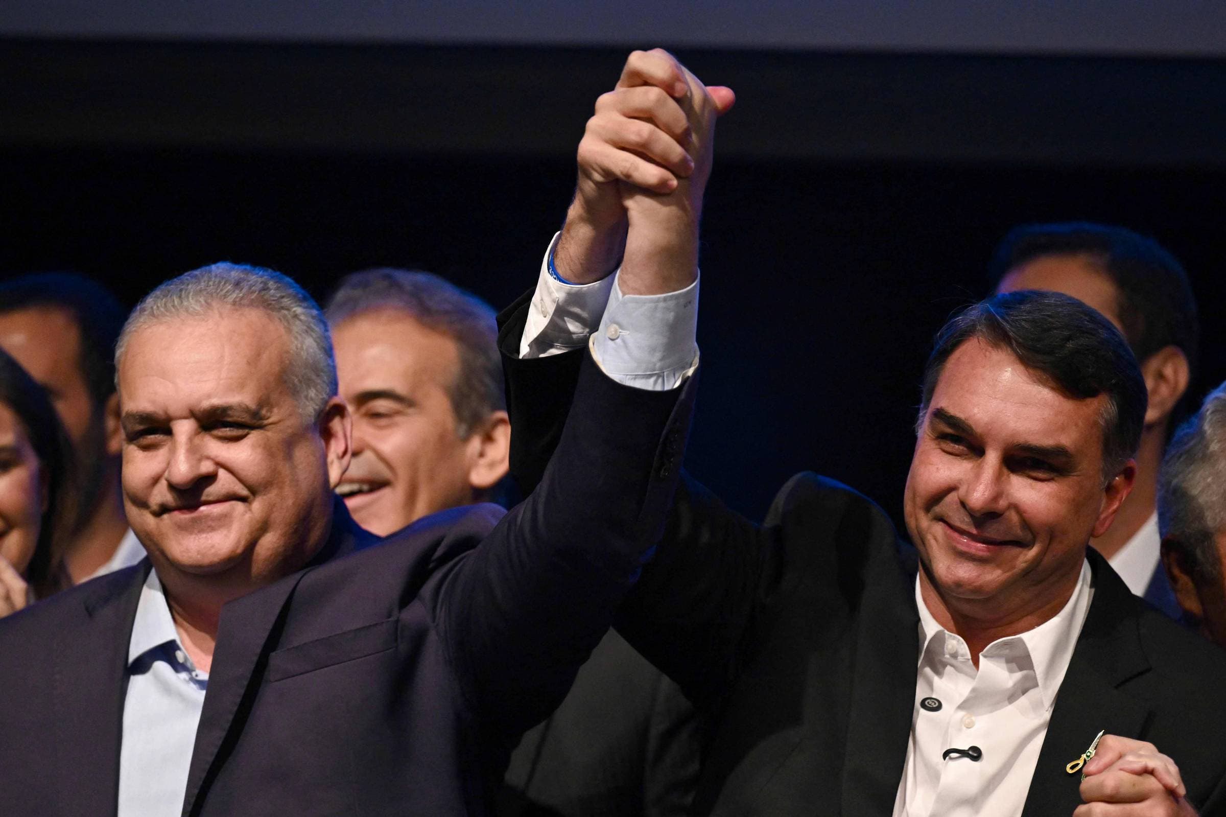 Flávio Bolsonaro anuncia Alfredo Gaspar, relator da comissão do INSS, como vice