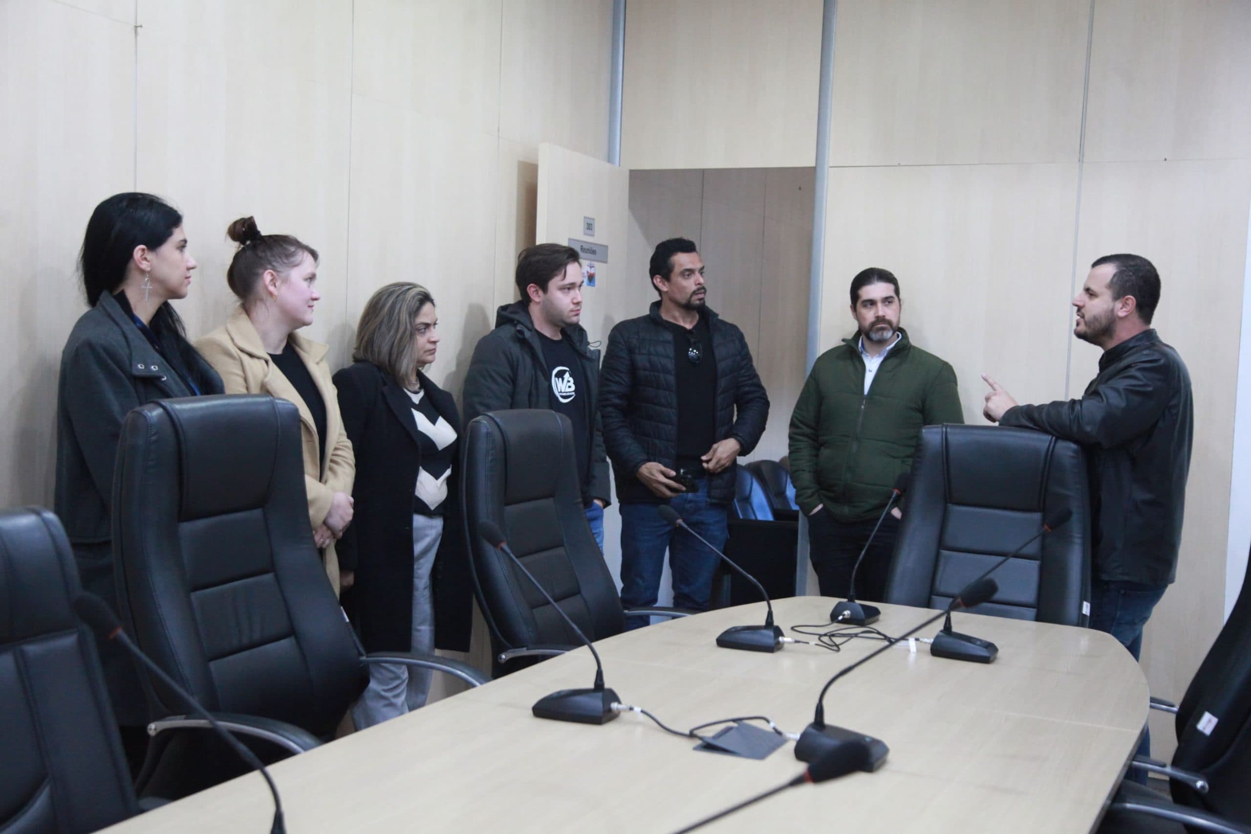 Empresários da CDL conhecem estrutura e funcionamento da Câmara de Blumenau em visita guiada