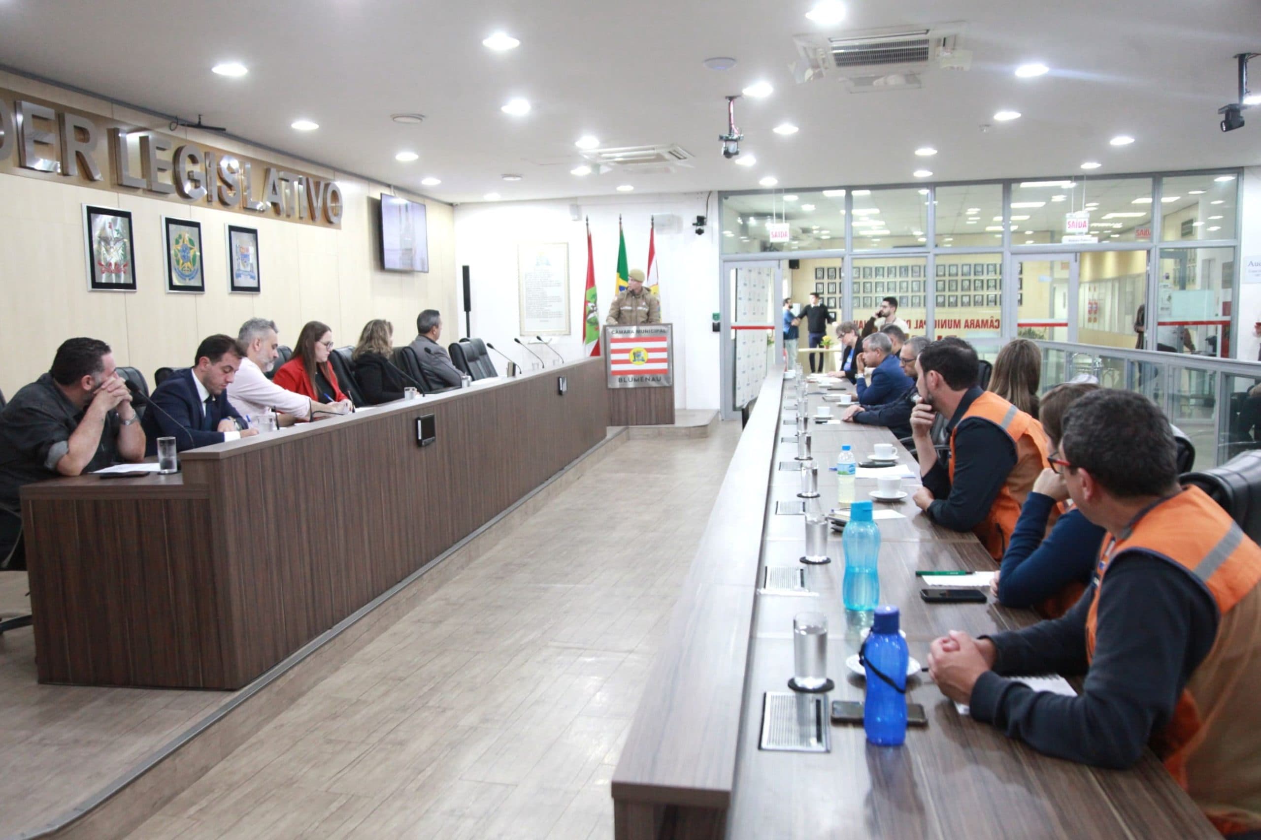 Blumenau debate novo modelo de segurança escolar com tecnologia e reforço policial