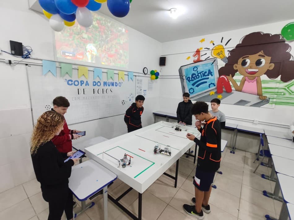 Alunos da rede municipal de Blumenau criam robôs e disputam Copa do Mundo na escola