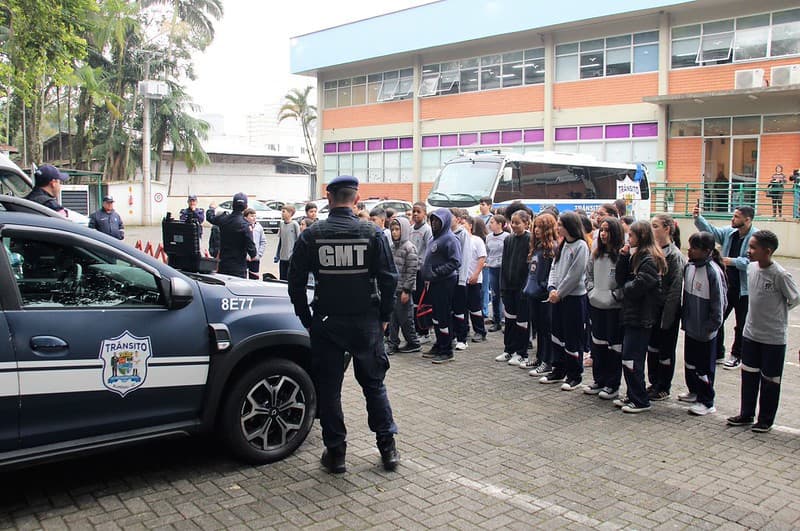 Blumenau forma mais de 60 estudantes como agentes mirins de trânsito