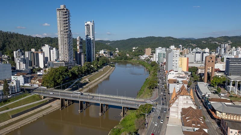 Blumenau cria mais de 3 mil vagas de emprego no primeiro semestre de 2026