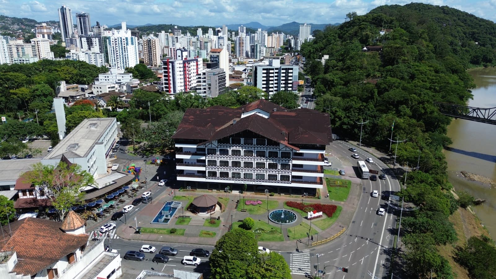 Finados em Blumenau: veja o que abre, o que fecha e quais serviços terão plantão