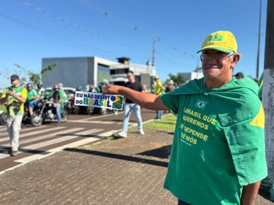 Manifestantes movimentam o Centro de Chapecó neste domingo