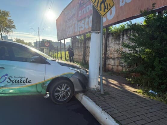 VÍDEO: Carro da saúde com pacientes colide e atinge poste em Chapecó