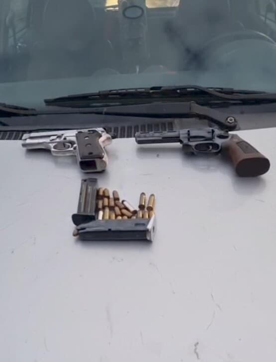 Homem é preso com armas ilegais durante fiscalização em Chapecó
