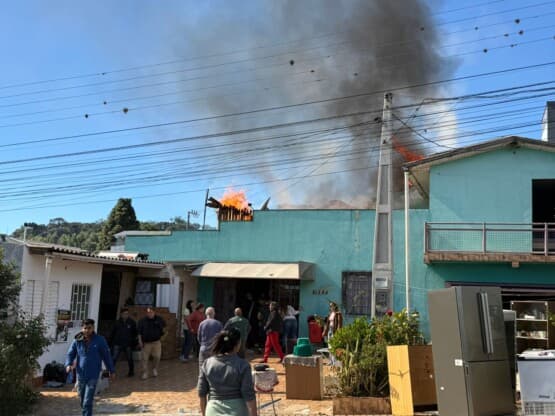 VÍDEO: Incêndio atinge kitnet e mobiliza bombeiros em Chapecó