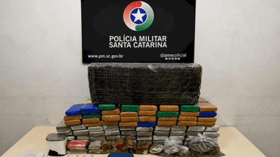 Mulher pede socorro e PM apreende mais de 90 kg de drogas em Joinville
