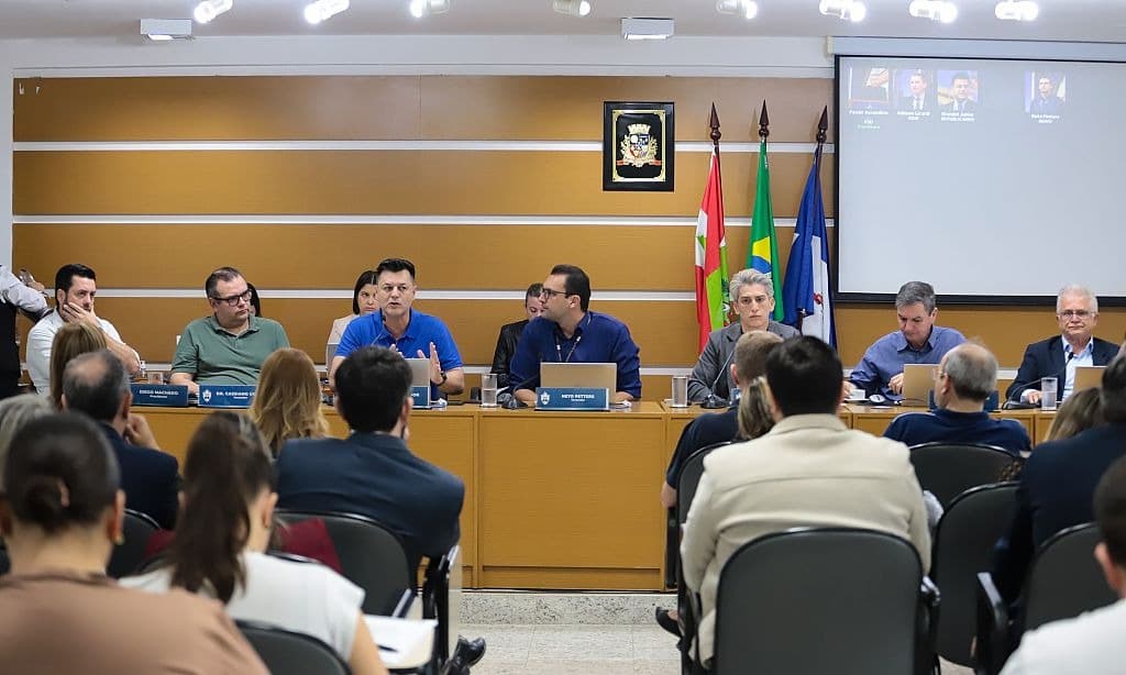 Joinville: Superlotação Hospitalar e Filas Cirúrgicas Dominam Debate na Câmara de Saúde