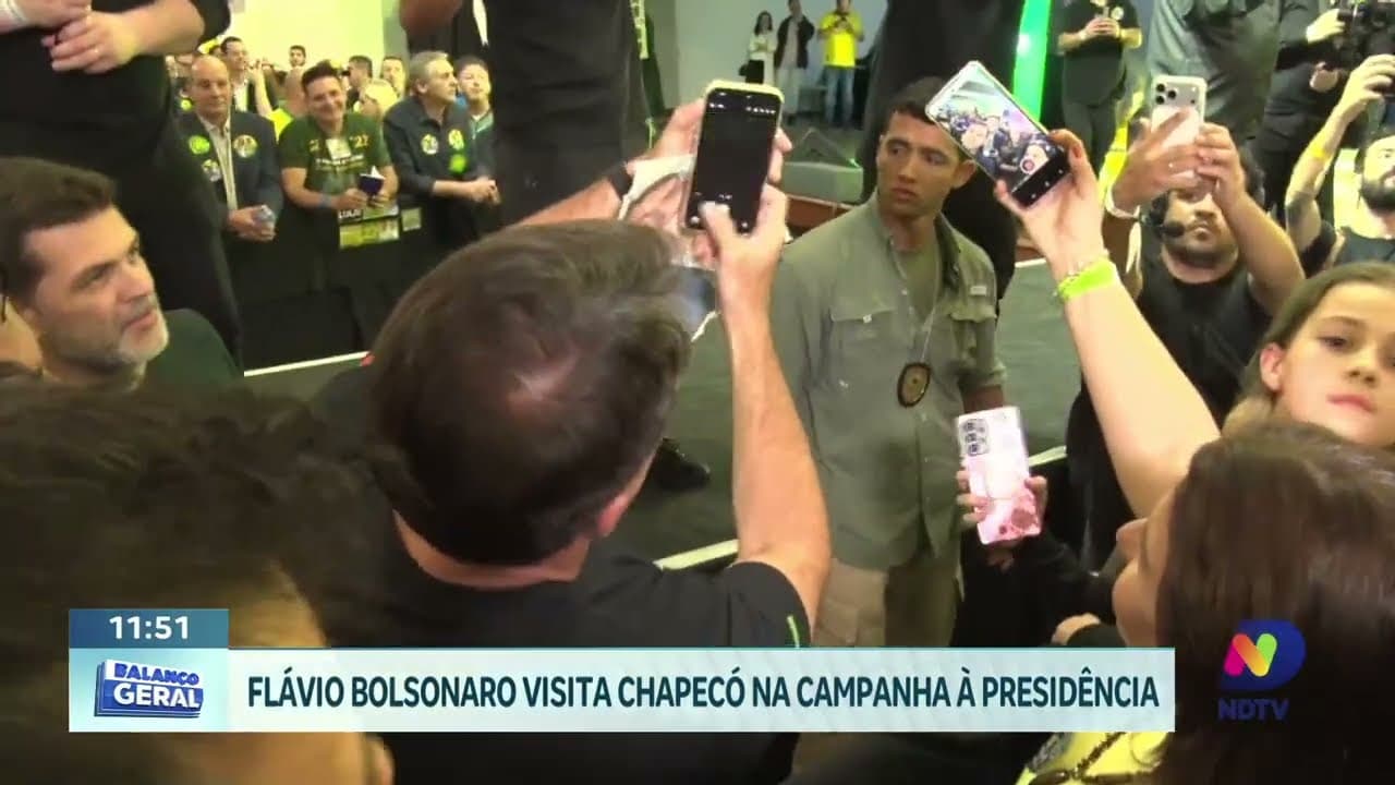 Flávio Bolsonaro reúne apoiadores em ato de campanha em Chapecó