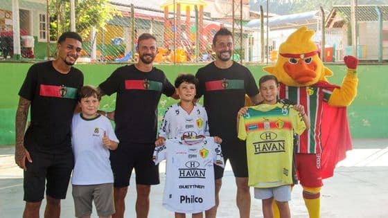 Jogadores do Bruscão visitam escola e interagem com estudantes